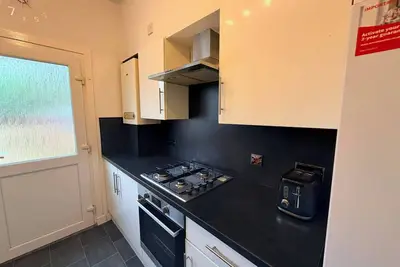 Image de 10 min to airport, house sleeps 6, free parking