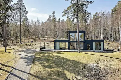 Image de Maison lumineuse avec de grandes baies vitrées à Adelsö