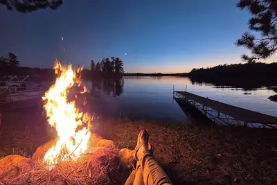 Image de Awesome lakefront 3-bedroom cabin with guest cabin. 3 Queen beds + 2 futons.