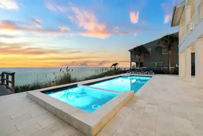 Image de Gulf Front with Pool, Peloton and Lsv