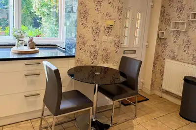 Image de Light‑Filled 4‑Bedroom Home with Lake & Forest on Your Doorstep