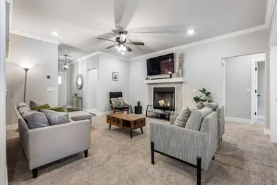 Image de New Home: King bed, Near U of Ark, Family Friendly