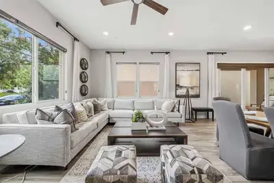 Image de Charming 4b3b｜Garage｜Private Pool｜Flex-Lease｜Fully Furnished #42588