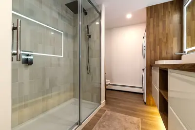 Image de Downtown 2 Bedroom on 17th Ave! Skyline Views, Fully Renovated, Ac, Free Parking