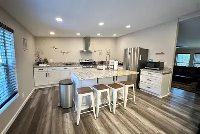 Image de Remodeled Cabin in the Heart of Lakeside