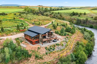 Image de Luxury Riverfront 5br Lodge with hot tub, fireplace, custom bar, and mountain views.