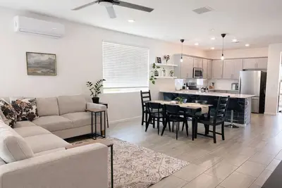Image de Spacious home for families, remote workers, and extended stays. 4br plus office.