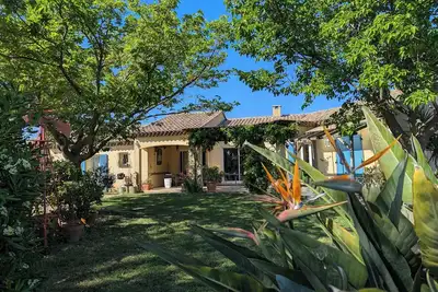 Image de Grande maison familiale au milieu d'une oliveraie