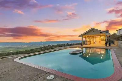 Image de Viewtacular 1-bedroom studio with Lazy Lagoon Pool in East Medford
