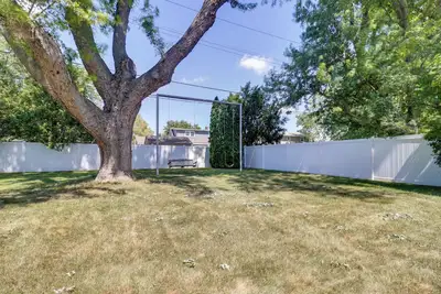 Image de 5 Mi to Lake Erie! Cozy Monroe Home & Private Yard