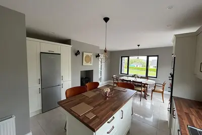 Image de Carhan House - Newly Renovated Spacious Bungalow