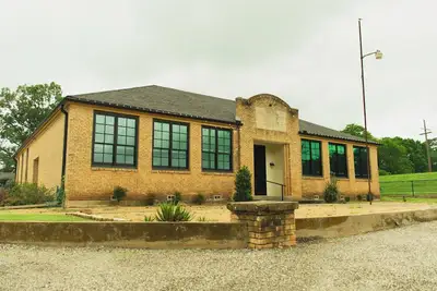 Image de Historic 1945 Schoolhouse. 4700 sq. ft. of luxury five minutes from Lake Fork.