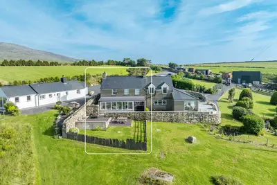Image de Framed by Mountains and Coastal Views | Bryn-Bugeiliad-Bach