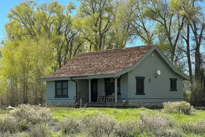 Image de Cozy 2-bedroom cabin on private 1200 acre ranch; wildlife, views, adventure