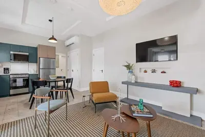 Image de Cozy 2br in Miramar | Kitchen, Laundry & TVs