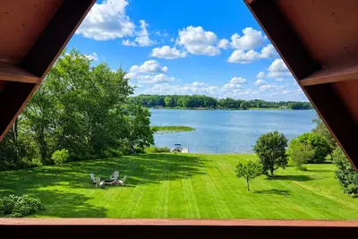 Image de Lakefront A-Frame with Kayaks, Firepit & Theater Movie Room