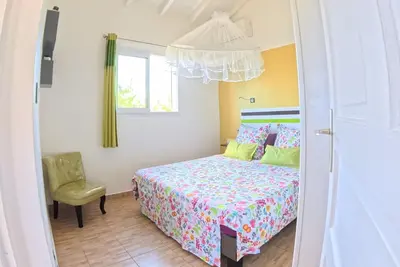 Image de Bungalow créole avec vue mer et nature tropicale – Le Colibri, Guadeloupe