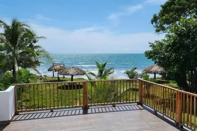 Image de House on the Beach, Oceanfront, Suite-Style House