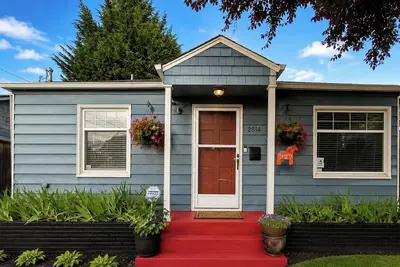 Image de Seattle Bungalow • Private Yard • Walk to Rail • 2 Stops to Stadiums