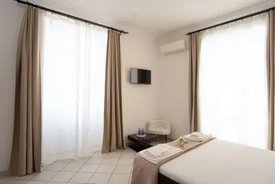 Image de A little gem just a stone's throw from the sea in the heart of Naples