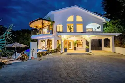 Image de Luxury Villa, Pool, Tennis & Pickleball Court