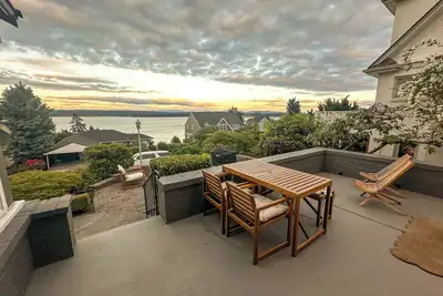 Image de Lake Views Galore! - 5 minutes to University Light Rail - Premium Neighborhood