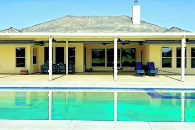Image de 5br Acreage Farmhouse + Pool & Stunning Hill Views