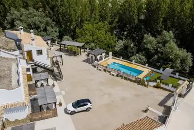 Image de Maison de campagne « Cueva 1 Con Jacuzzi » avec vue montagne, piscine partagée et Wi-Fi