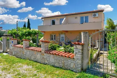 Image de 1 bedroom beautiful apartment in Pomer