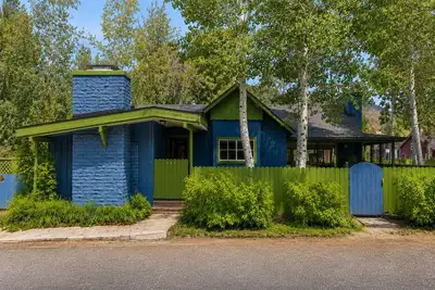 Image de Charming Downtown Cottage | Patio & Prime Location
