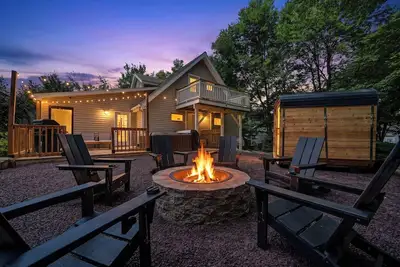 Image de Soaking Bear Chalet • Hot Tub & Lake Access