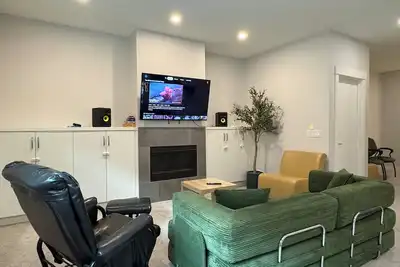 Image de 2 Bedrooms Modern Suite inner city, 15 minutes to downtown or Yyc airport