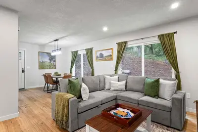 Image de Camas Hideaway Steps to Downtown & Lacamas Lake