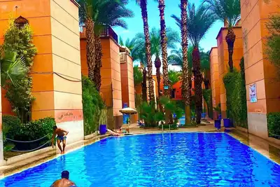 Image de Riad Ayman de luxe privé avec jacuzzi, parking sécurisé et trois piscines.