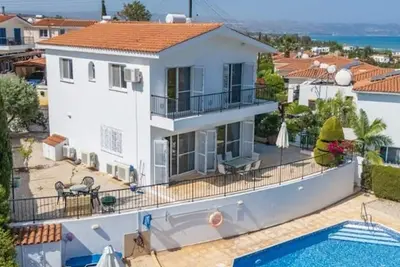 Image de Villa Koryfi - Argaka - 3 Bedroom villa minutes walk from the beach (6 guests)