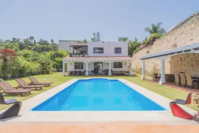 Image de 4-bedroom villa, private mountain setting with large garden, pool, and sea view.