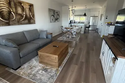 Image de Fully Furnished and Air Conditioned- Premium comfort 3 Bhk home at Calgary!