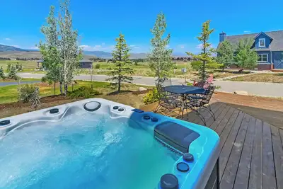 Image de Golf Course Retreat with Hot Tub Dog-Friendly| Sleeps 10