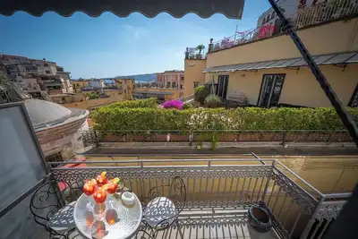 Image de Dimora Donna Eva: an elegant apartment in the historic center with a panoramic balcony