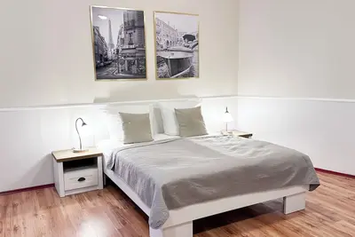 Image de Sophia Neighborhood - Spacious 92-square-meter basement apartment near Goethepark