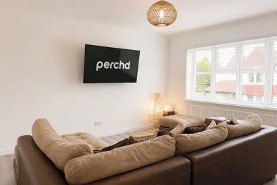 Image de 125 Albany Dr | Modern 2br Flat & Parking