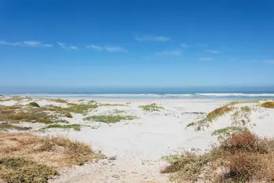 Image de Appartement serein de 2 chambres avec vue sur l'océan à Melkbosstrand