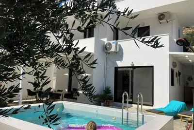 Image de Villa \"Tην αιώνια φωτιά\" with a private pool and hot tub near the sea