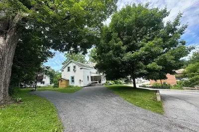 Image de 1850s Farmhouse in Walkable Village of North Bennington - Waterfall Views