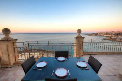 Image de Cozy 1-bedroom penthouse in St Paul’s Bay with amazing sea views