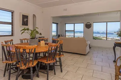 Image de Rustic 3 Bedroom Beach Cottage, perfect for a peaceful getaway.