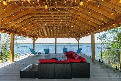 Image de Lakefront Retreat with Gazebo, Fire Table & Fishing