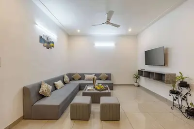 Image de Comfy 2bhk at Lakecity Apartments by Viraalay