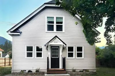 Image de Cozy  fully remodeled rustic modern farmhouse in beautiful downtown Darby