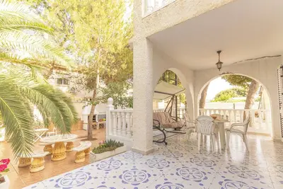 Image de 3-bedroom, 2-bathroom villa with a garden and pool in Los Frutales, Torrevieja